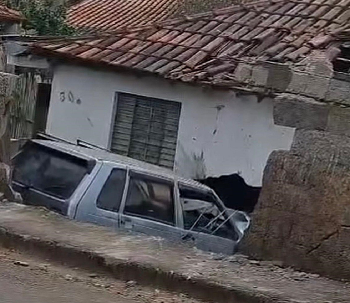 VÍDEO: Motorista morre após perder o controle de carro e atingir casa em São Geraldo