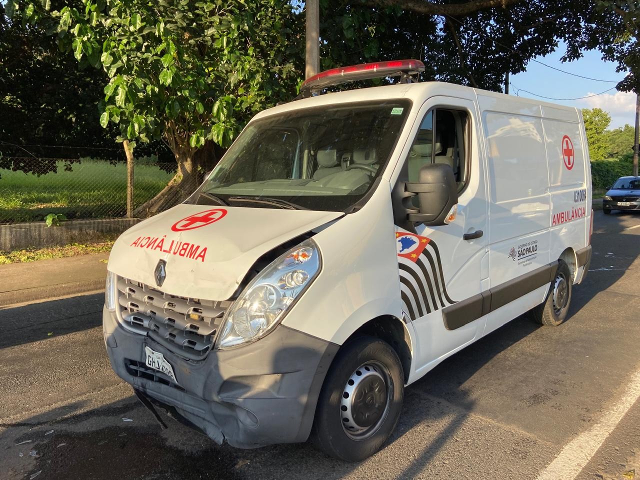 Engavetamento envolvendo ambulância que levava preso congestiona avenida em Piracicaba