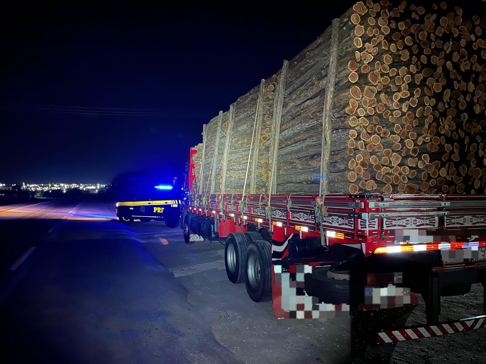 PRF apreende 140 m³ de madeira ilegal durante operação em Salgueiro 