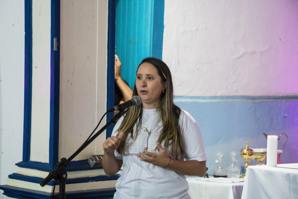 Mônica Santos, integrante da Comissão de Atingidos pela Barragem de Fundão (CABF), durante missa na capela — Foto: Maria Luísa Sousa