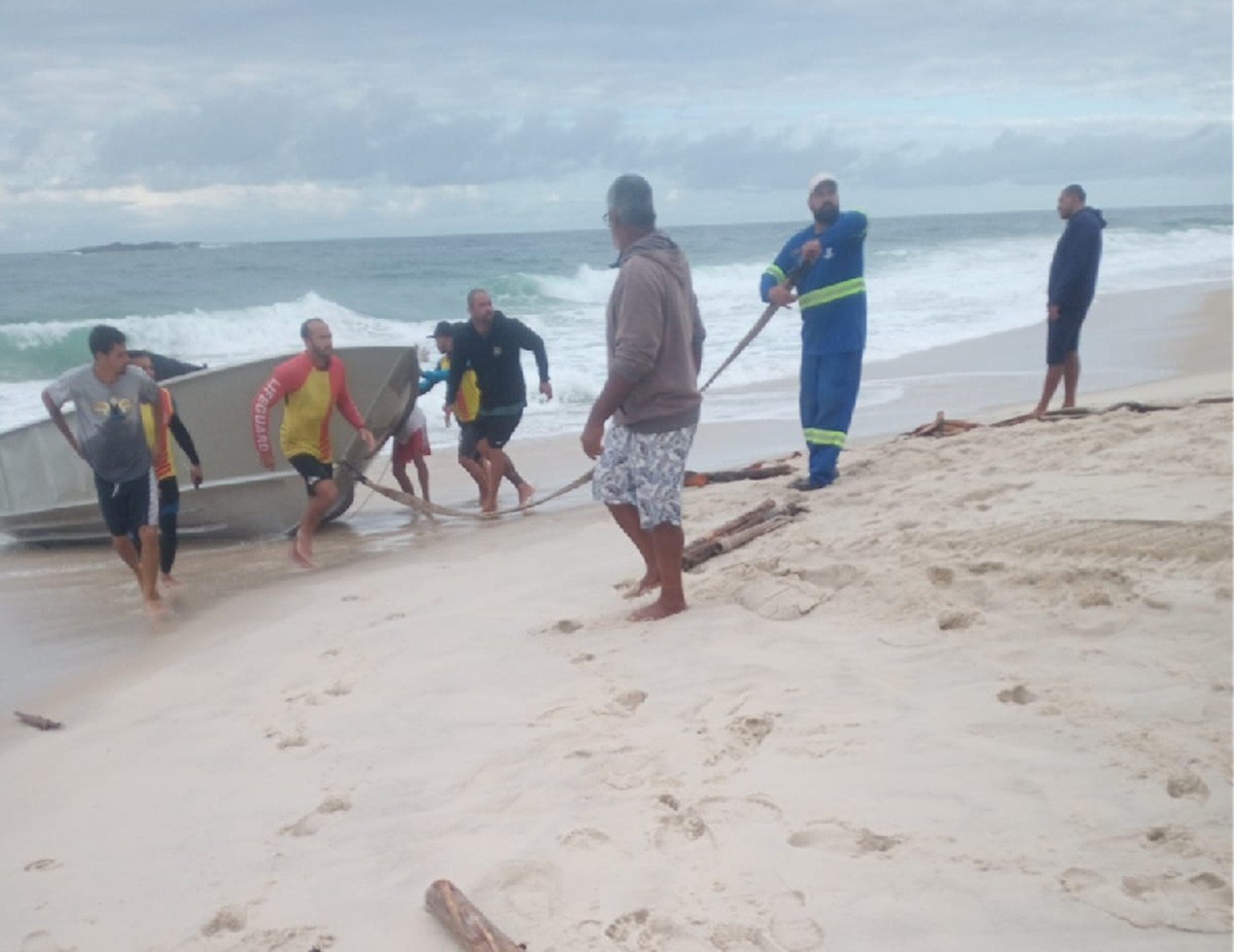 Barco vira e pescador está  desaparecido em Saquarema