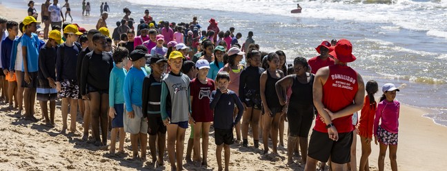 Crianças e jovens participam da temporada 2024 do Projeto Botinho em Macaé, na Praia de Cavaleiros — Foto: Bruno Campos/Prefeitura de Macaé