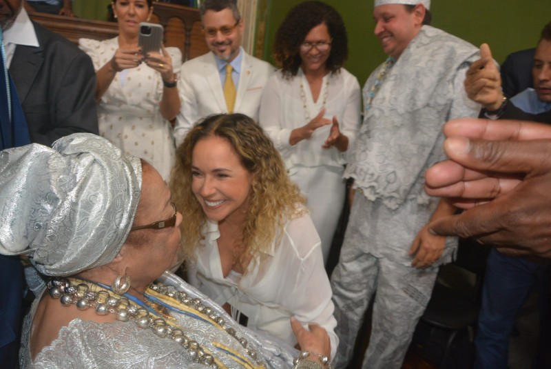 Daniela Mercury homenageia Mãe Carmen no 'Pôr do Som', em Salvador