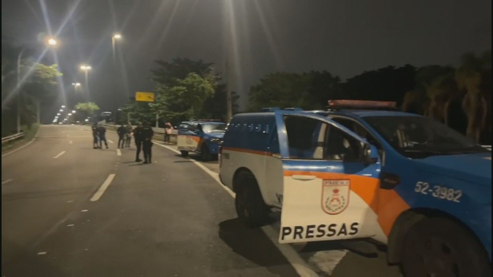 Por conta do tiroteio, PM precisou fechar Linha Amarela — Foto: Reprodução/TV Globo