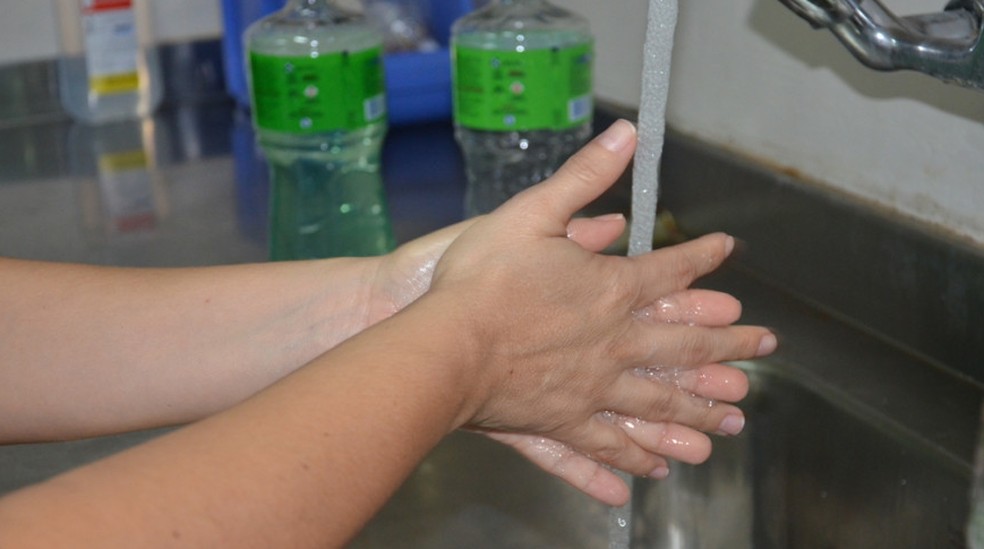 Uma das medidas para evitar contaminações é lavar as mãos — Foto: Heitor Iglesias/Governo do Tocantins