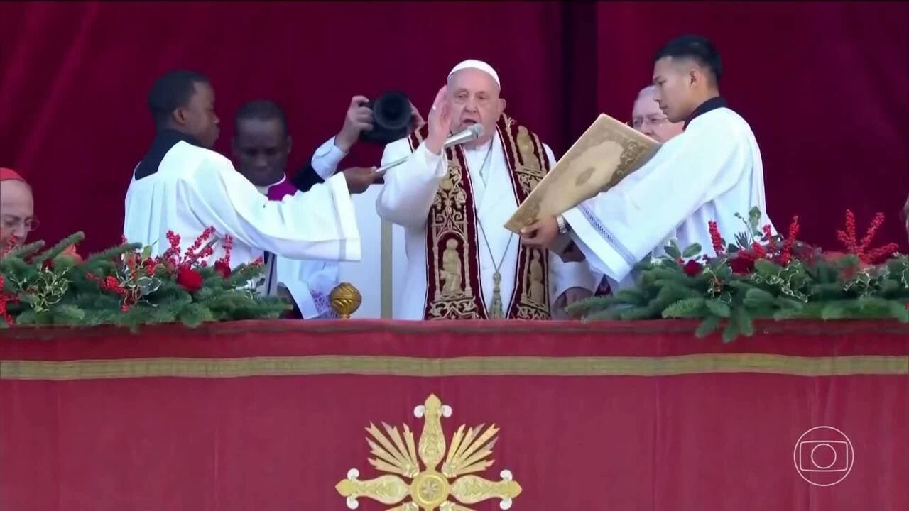 Papa Francisco abençoa o mundo todo em tradição do Natal