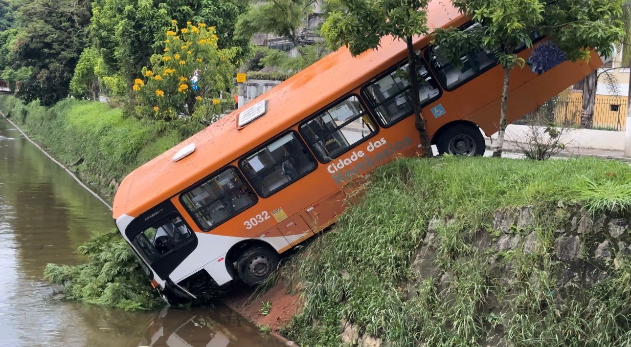 Ônibus perde o controle, cai em rio e mobiliza equipes na madrugada em Petrópolis