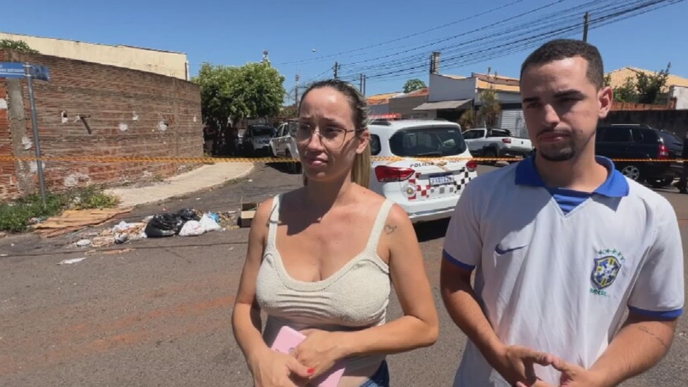 Lucas Araújo estava com a esposa, Maiara Pavanelli, quando marceneiro pediu ajuda para resgatar recém-nascido em Birigui (SP) — Foto: Reprodução/TV TEM
