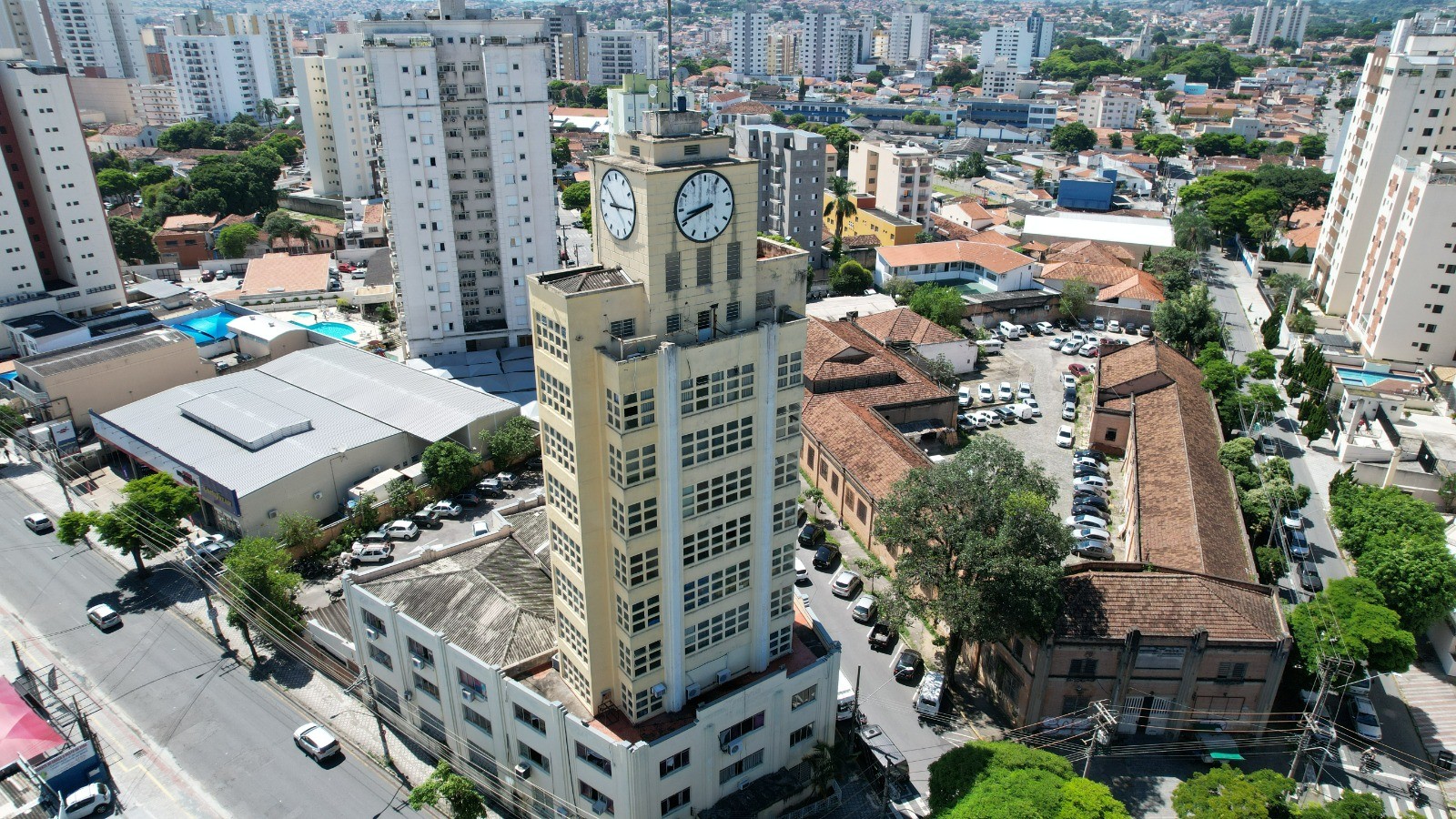 Rua de acesso à praça da CTI, na região central de Taubaté, é interditada para manutenção