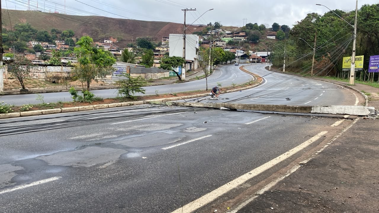 Acidente derruba três postes e interdita avenida em Coronel Fabriciano