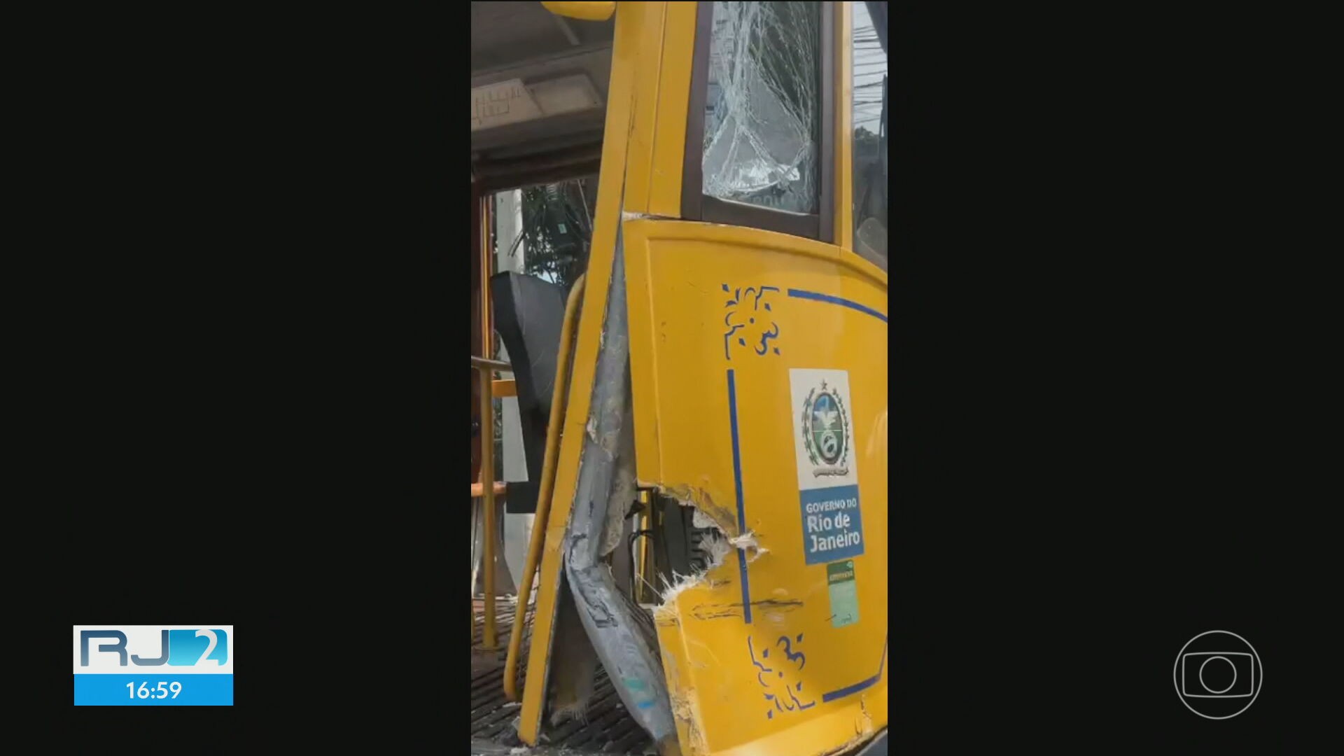 Ônibus bate em bonde em Santa Teresa