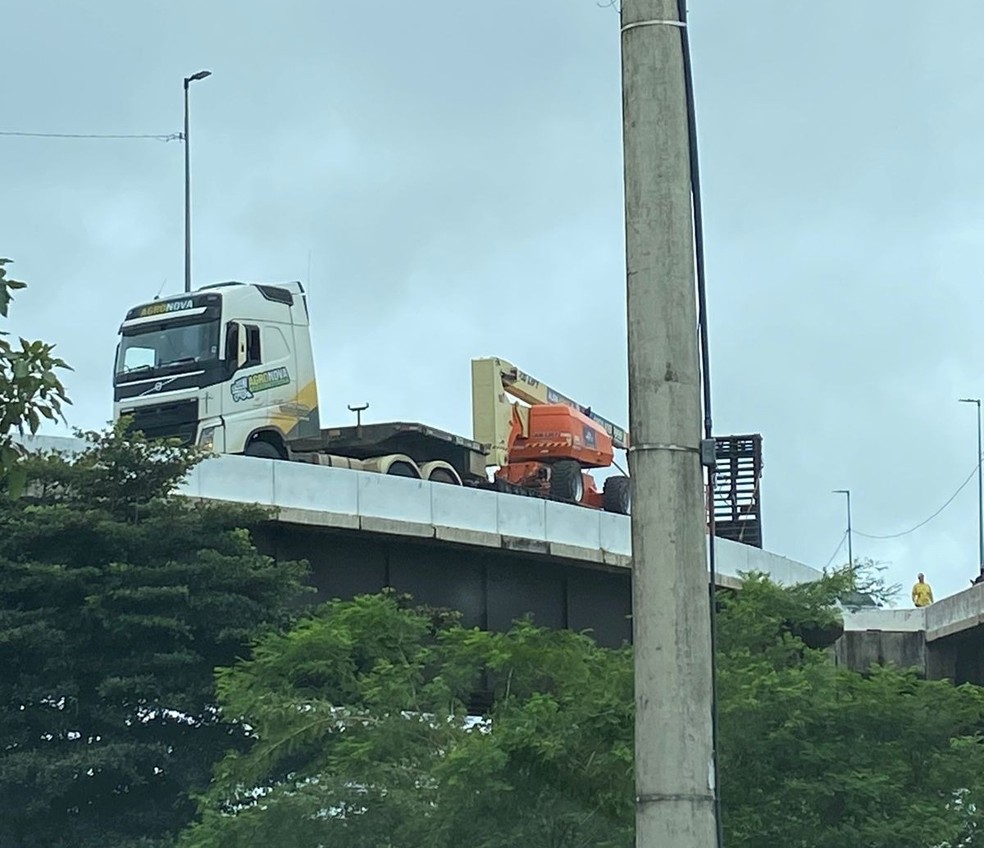 Carreta quebra na Ponte da Amizade entre Teresina e Timon — Foto: Andreelson Delmiro / Rede Clube