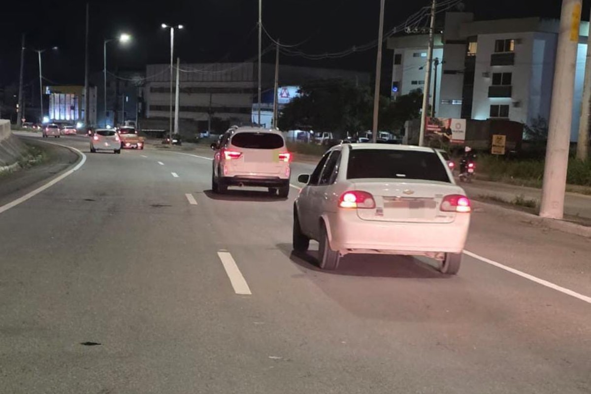Mulher morre atropelada na BR-104, em Caruaru, e motorista foge sem prestar socorro
