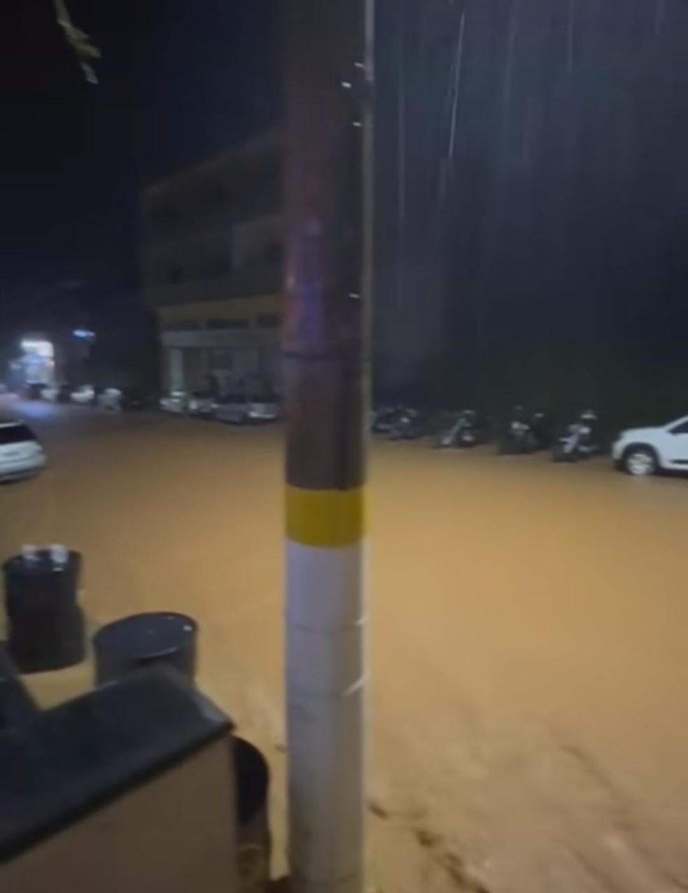 Rua alagada em Mendes após forte chuva — Foto: Reprodução/Redes sociais