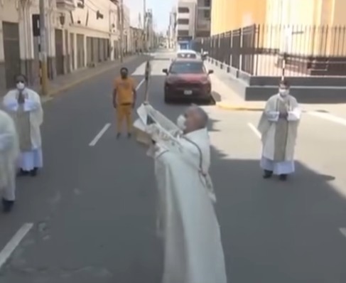 Papa Leão XIV: enquanto bispo no Peru, Robert Prevost rezou nas ruas durante pandemia de covid; assista