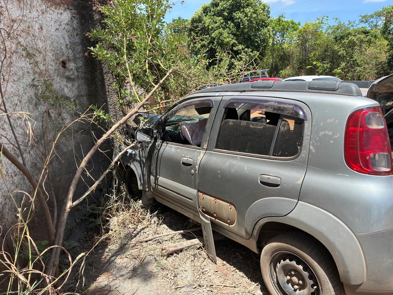 Carro com 5 pessoas bate em muro de propriedade rural na MG-308