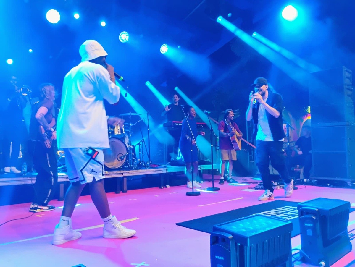 Festival em Búzios também dá show em Libras, e Gabriel O Pensador elogia: 'Não é fácil, ainda mais na velocidade do rap'