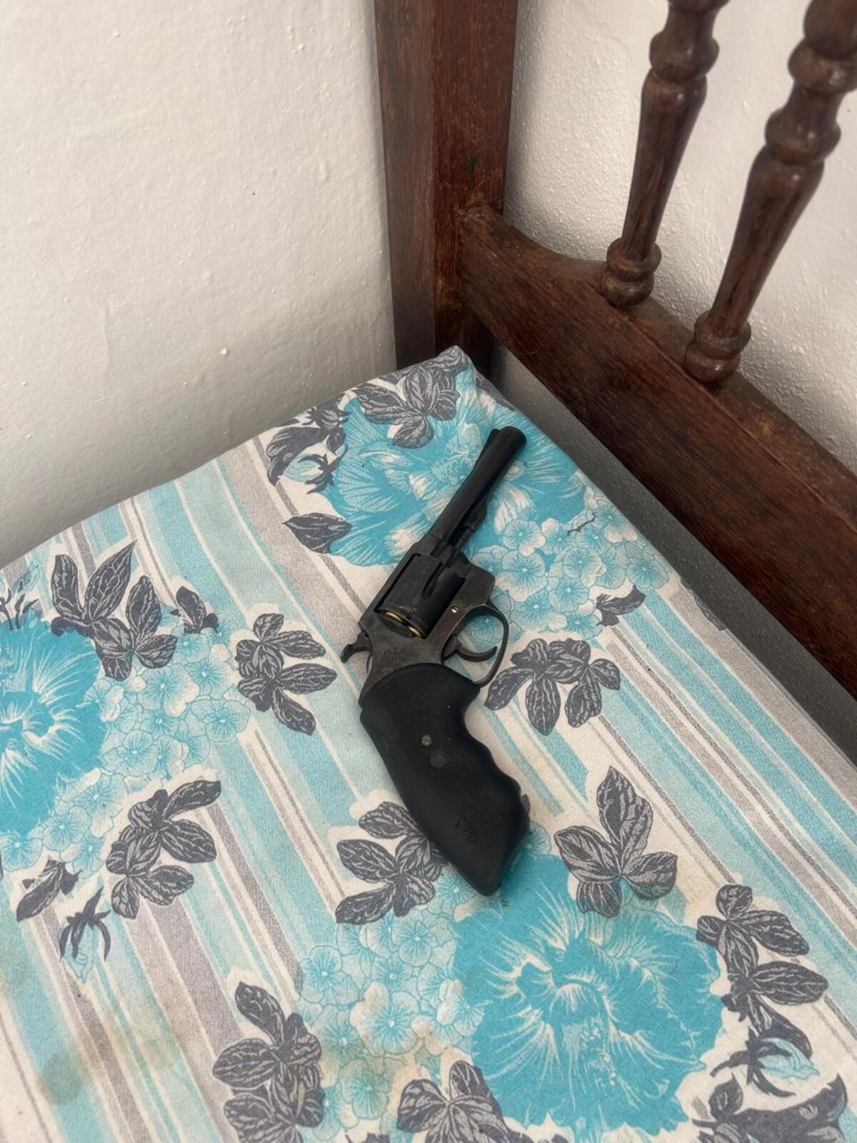 Polícia encontra revólver escondido debaixo de travesseiro em Governador Valadares