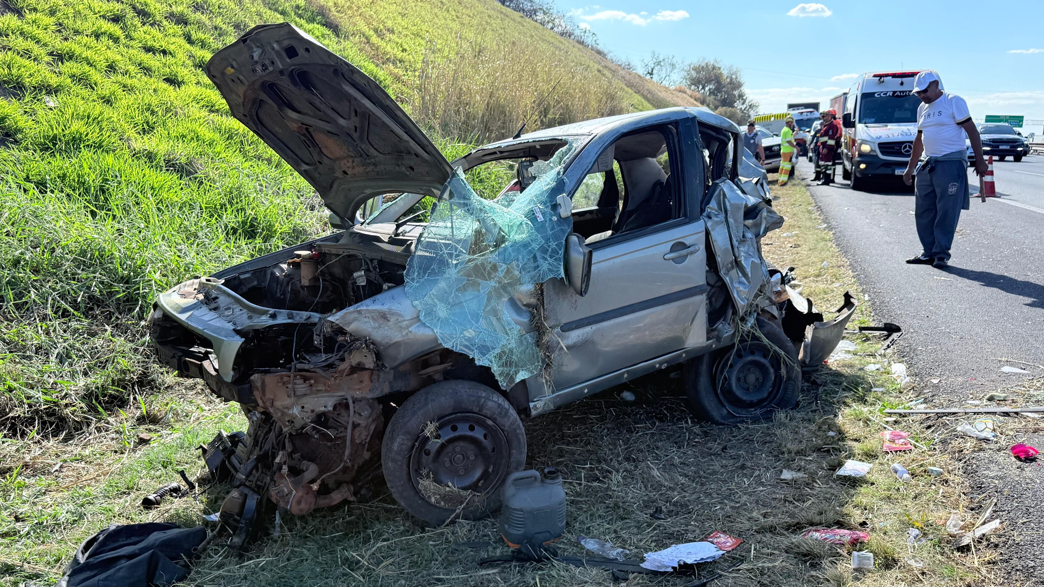 Carro capota, deixa feridos e mobiliza dois helicópteros em resgate na Bandeirantes em Campinas