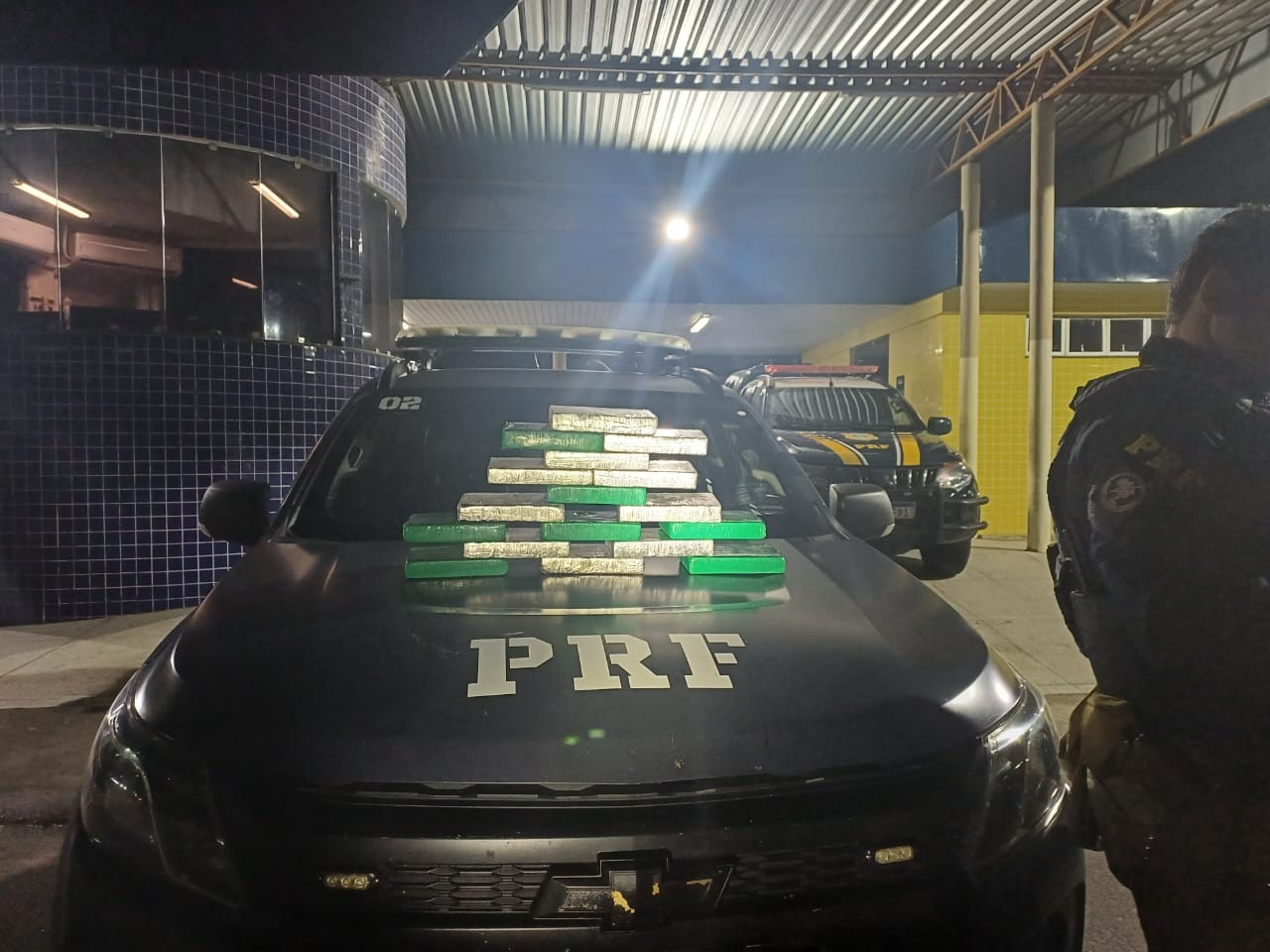 Homem é flagrado com mais de 17 kg de cocaína escondidos em carro na BR-304 na Grande Natal
