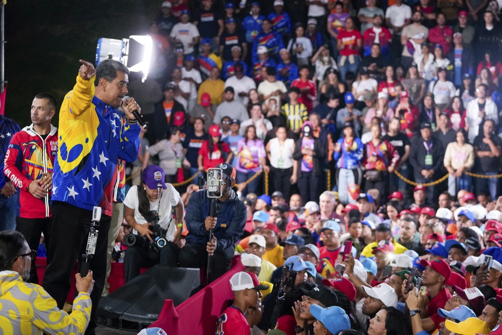 O presidente Nicols Maduro se dirige a apoiadores reunidos em frente ao palcio presidencial de Miraflores depois que as autoridades eleitorais o declararam vencedor das eleies presidenciais da Venezuela — Foto: AP Photo/Fernando Vergara