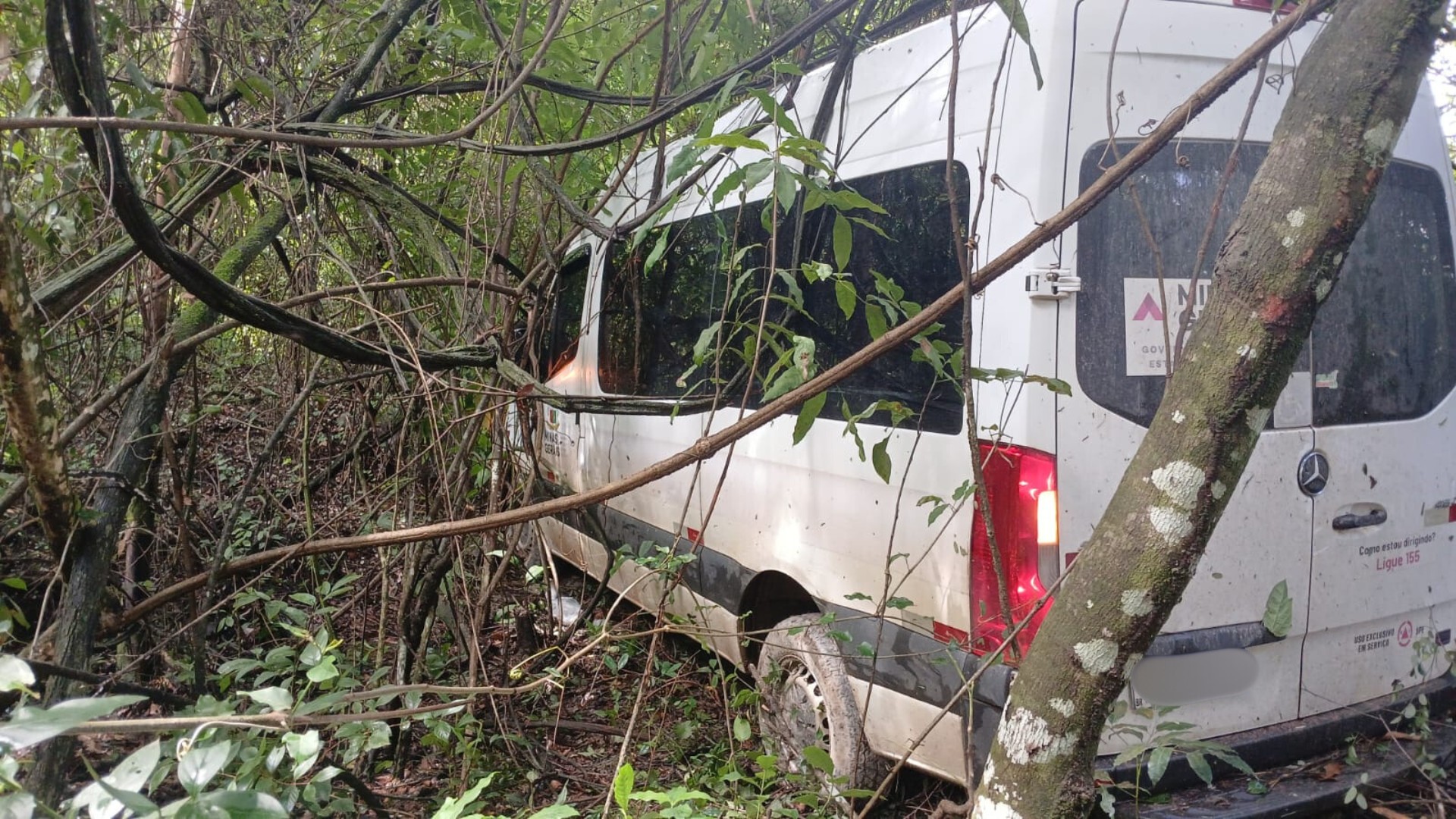 Pacientes em ambulância e van ficam feridos em dois acidentes em MG 