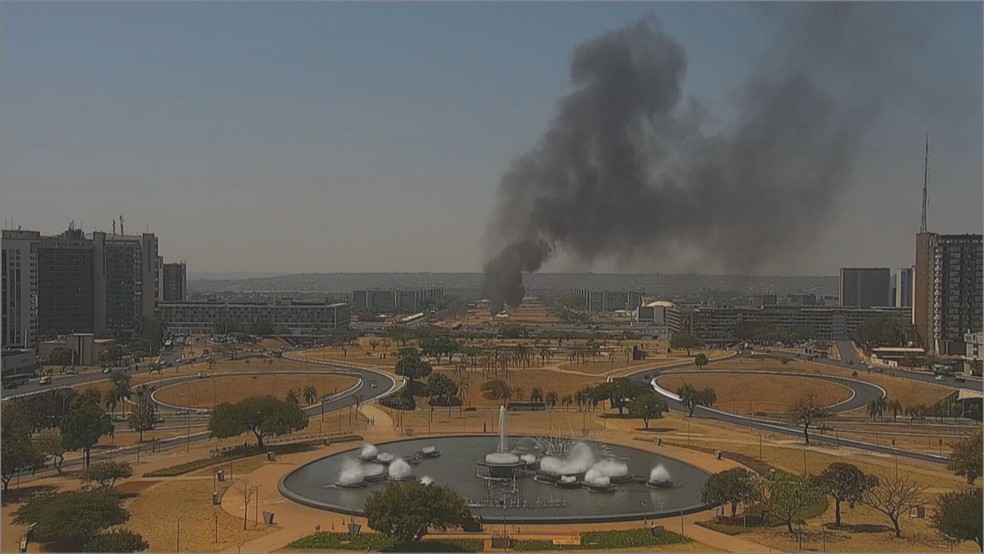 Fumaça na Esplanada dos Ministérios, em Brasília — Foto: TV Globo