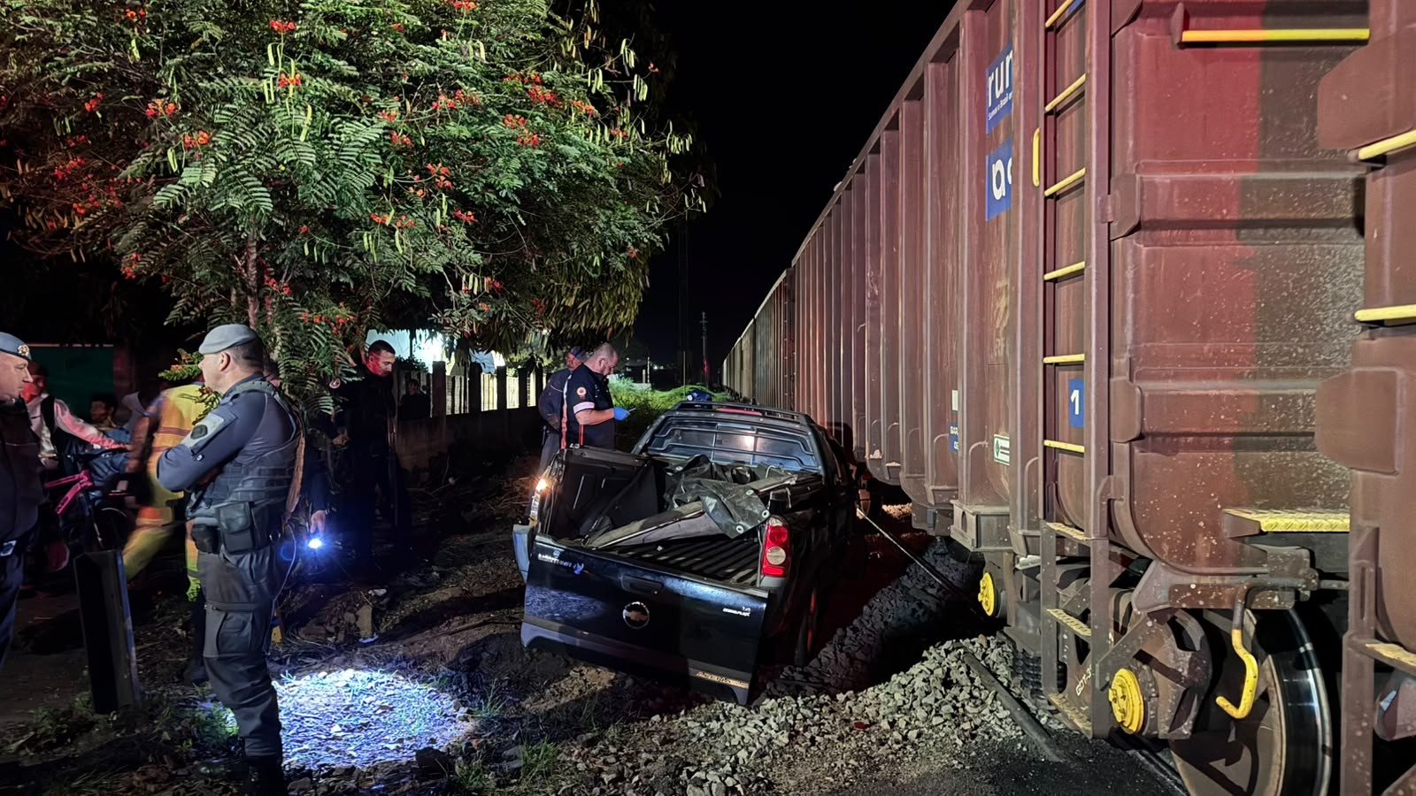 VÍDEO: carro é atingido por trem e idoso fica preso às ferra