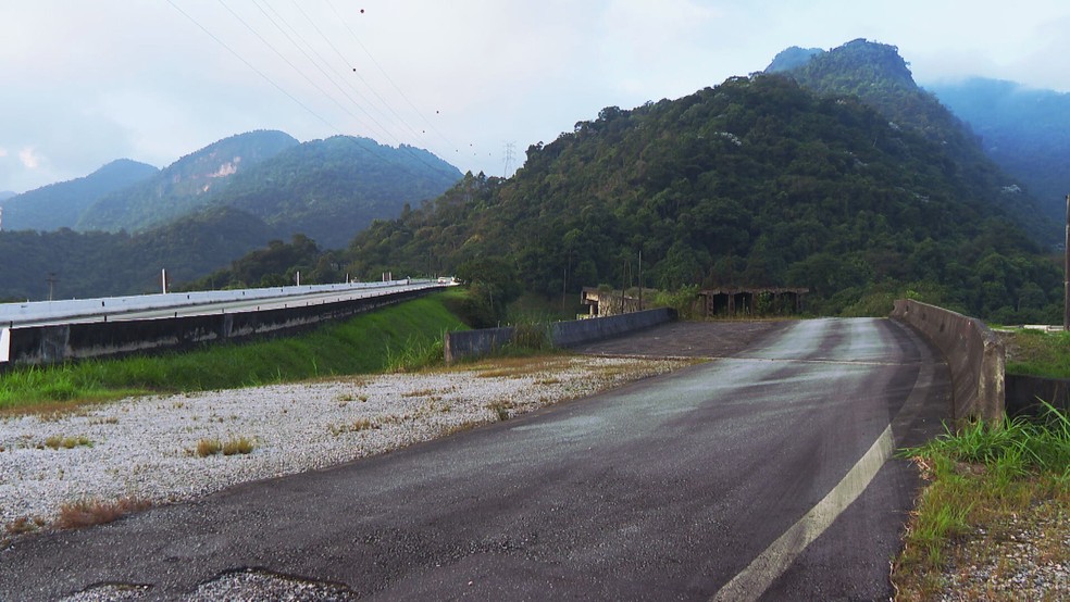 Obra da nova subida da Serra de Petrópolis está parada há 8 anos — Foto: Reprodução/TV Globo