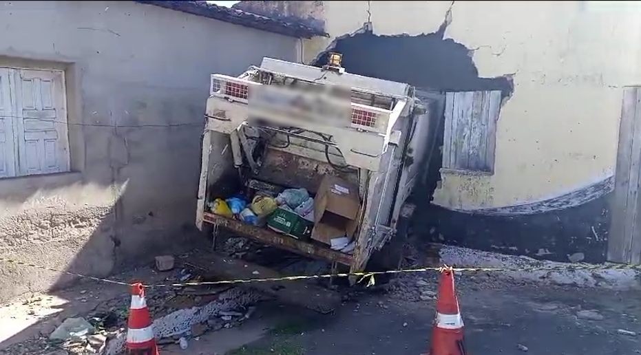 Após cinco dias, caminhão de coleta lixo que invadiu residência em Porto da Folha continua no local 