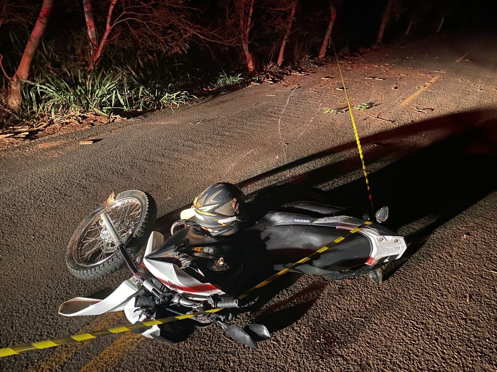 Motociclista perde controle da direção e morre após cair em estrada vicinal, em Teodoro Sampaio (SP) — Foto: Pontal News