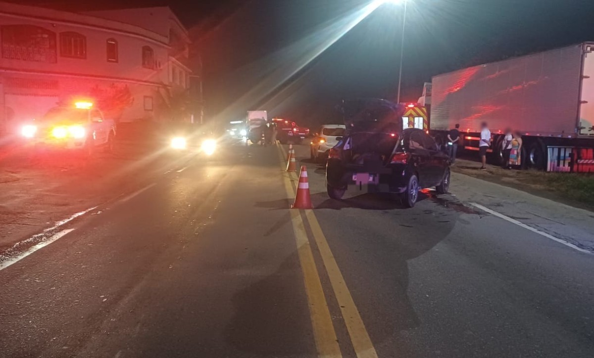 Engavetamento com quatro carros deixa feridos na BR-393, em Volta Redonda