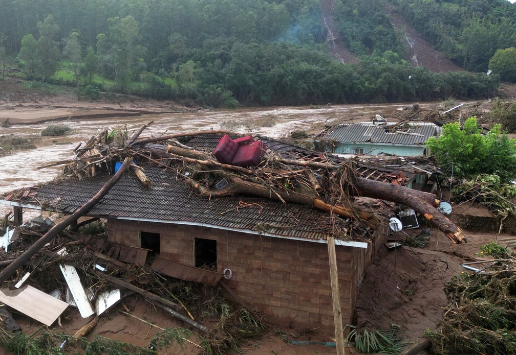 Imagens de drone mostram casa tomada por lama em Jacarezinho, no Rio Grande do Sul — Foto: Diego Vara/Reuters