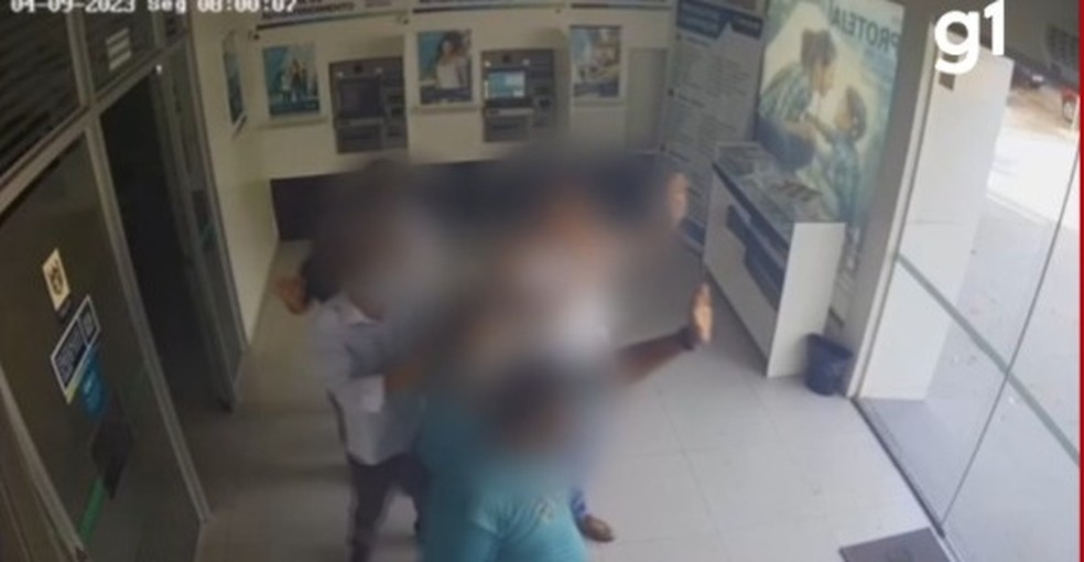 Vídeos da câmera de segurança da agência de banco registraram o momento em que suspeitos fazem os trabalhadores de reféns — Foto: Reprodução