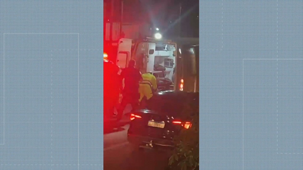 A terceira vítima sendo socorrida por uma equipe da concessionária Autopista Fluminense — Foto: Reprodução/TV Globo