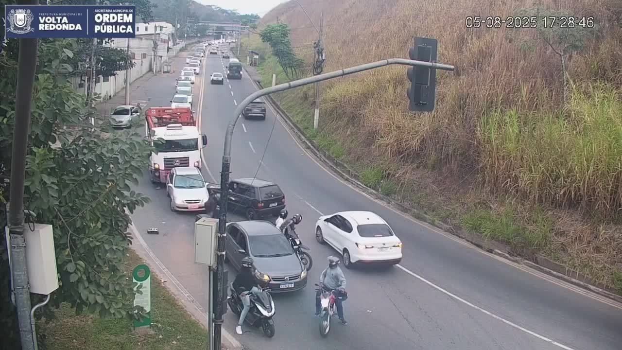 VÍDEO: Motorista perde o controle e bate em outros veículos em Volta Redonda