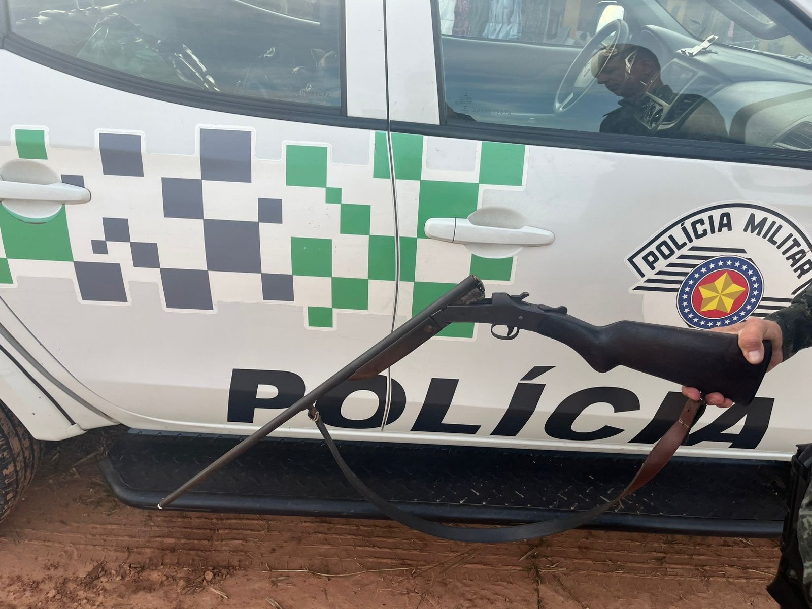 Denúncia sobre cães de caça leva polícia a flagrar posse ilegal de arma em Martinópolis