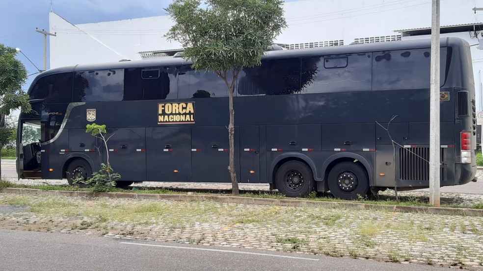 Ônibus da Força Nacional com agentes em Mossoró nas buscas pelos fugitivos da Penitenciária Federal — Foto: Sérgio Henrique Santos/Inter TV Cabugi