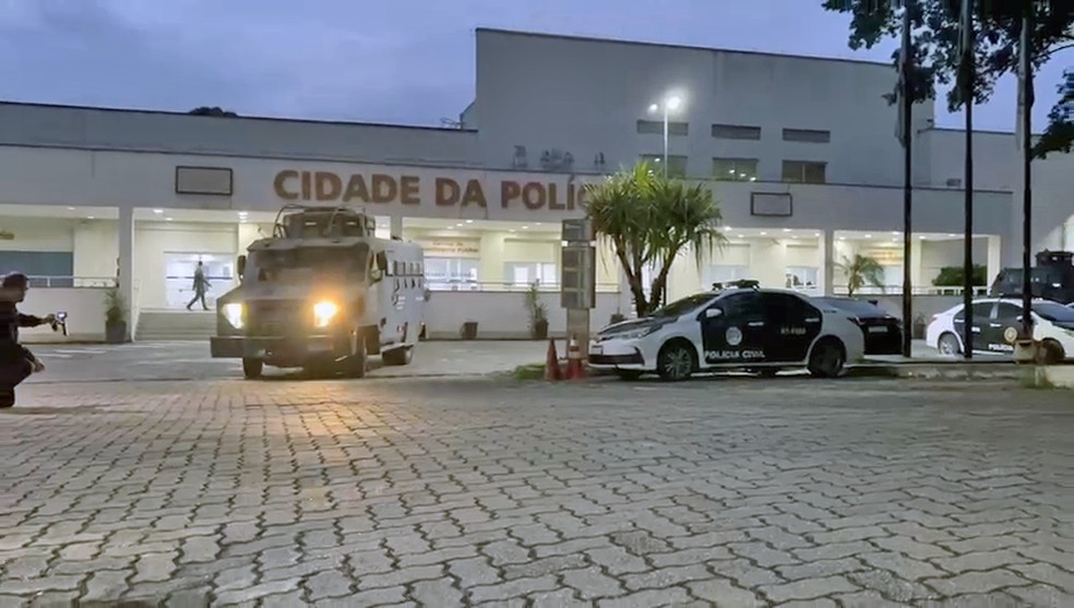 Equipes deixam a Cidade da Polícia na manhã desta terça (28) — Foto: Reprodução/TV Globo