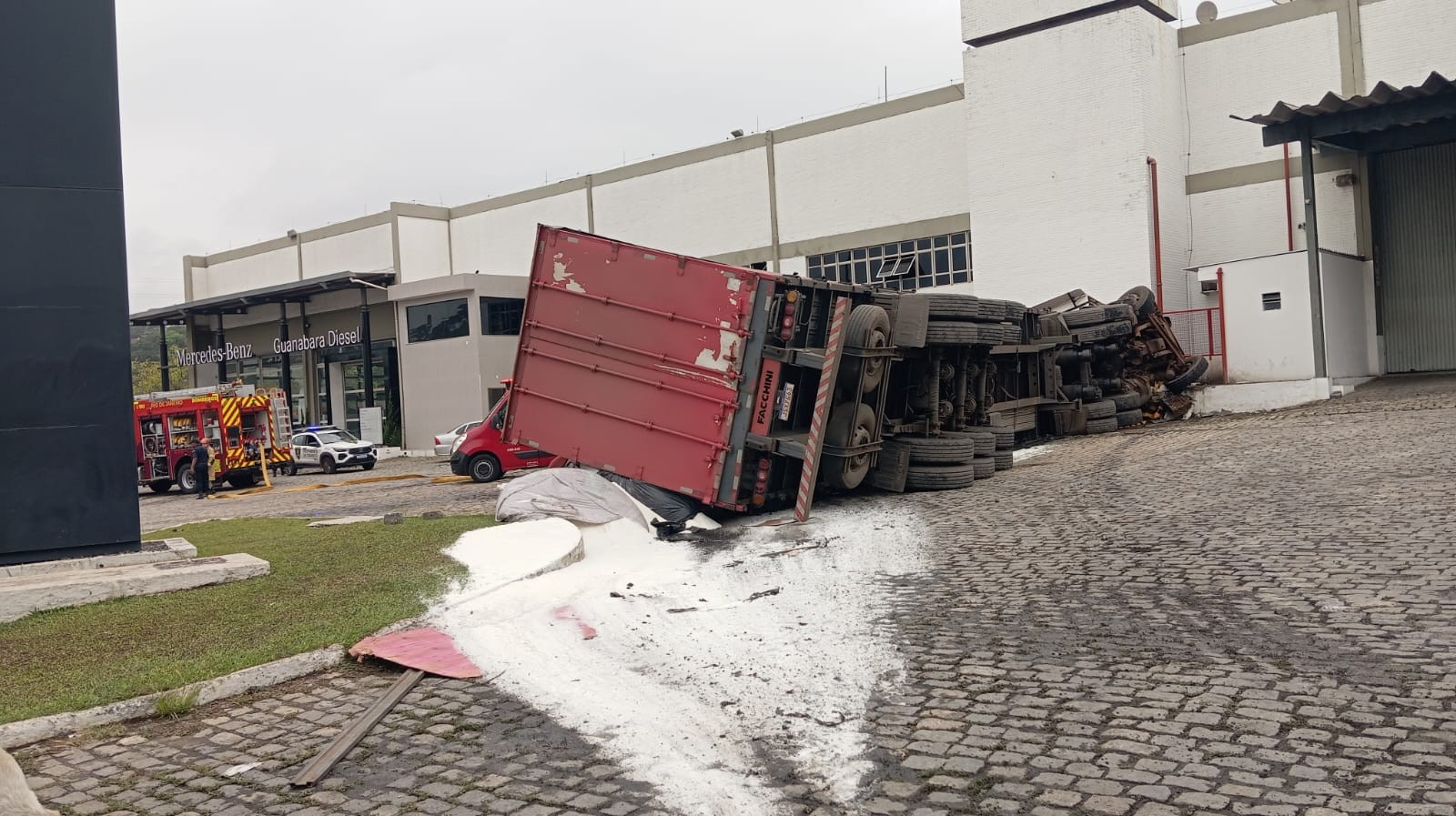 Carreta tomba na Via Dutra, em Barra Mansa