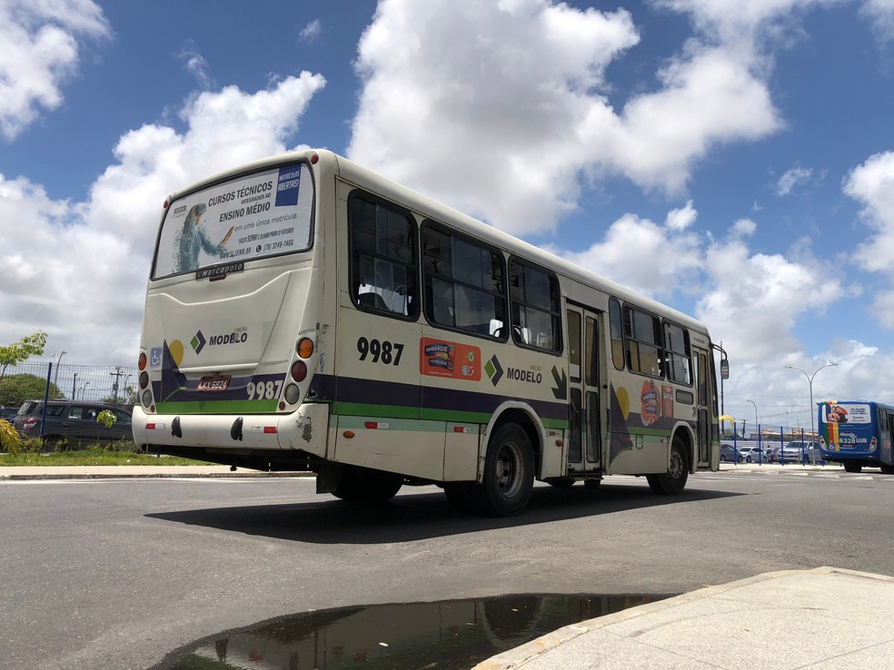 Ônibus do transporte coletivo saindo de temrinal de integração em Aracaju (SE). — Foto: Leonardo Barreto/ g1