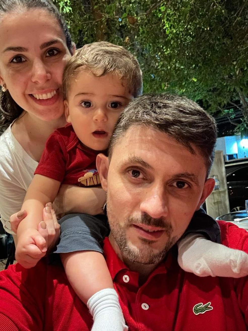 Dudu com os pais, Débora e Paulo — Foto: Acervo familiar/Reprodução