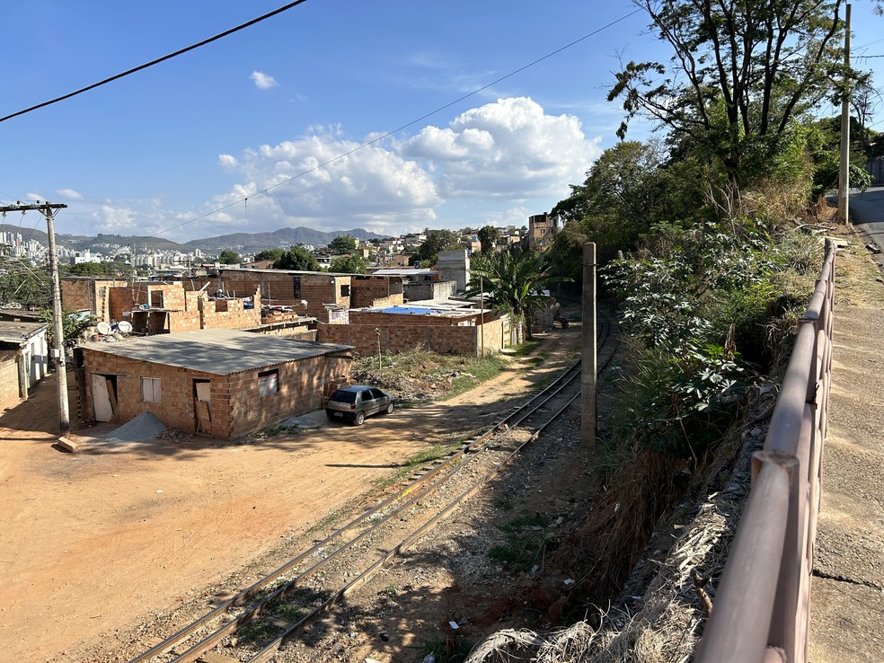 Construes ao lado da linha frrea no bairro Nova Gameleira, em BH — Foto: Rafaela Mansur/ g1