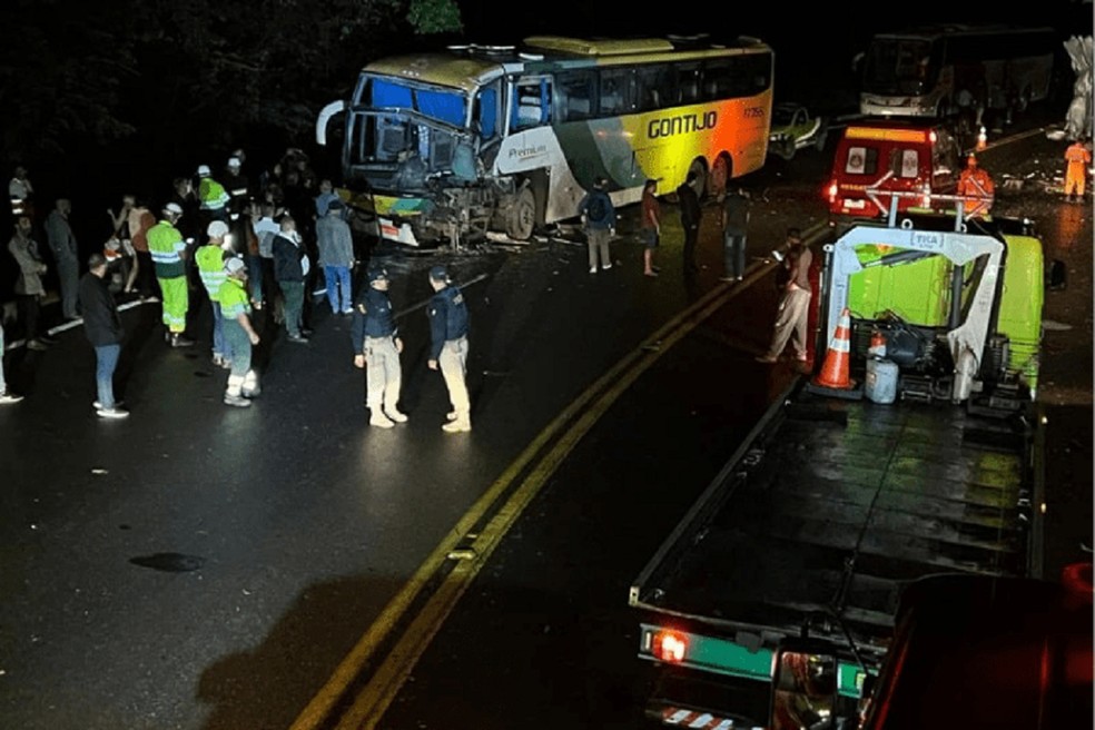 Motorista e passageiros do ônibus ficaram feridos em acidente na BR-116, em Muriaé  — Foto: Radio Muriaé/Reprodução
