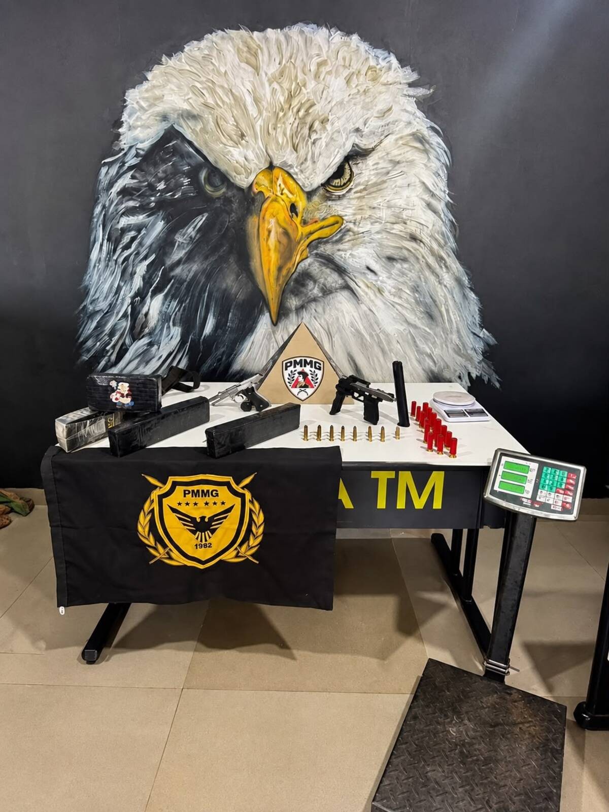 Cadela farejadora ajuda polícia a localizar pistolas, munições e drogas escondidas em tambor na zona rural de Curvelo