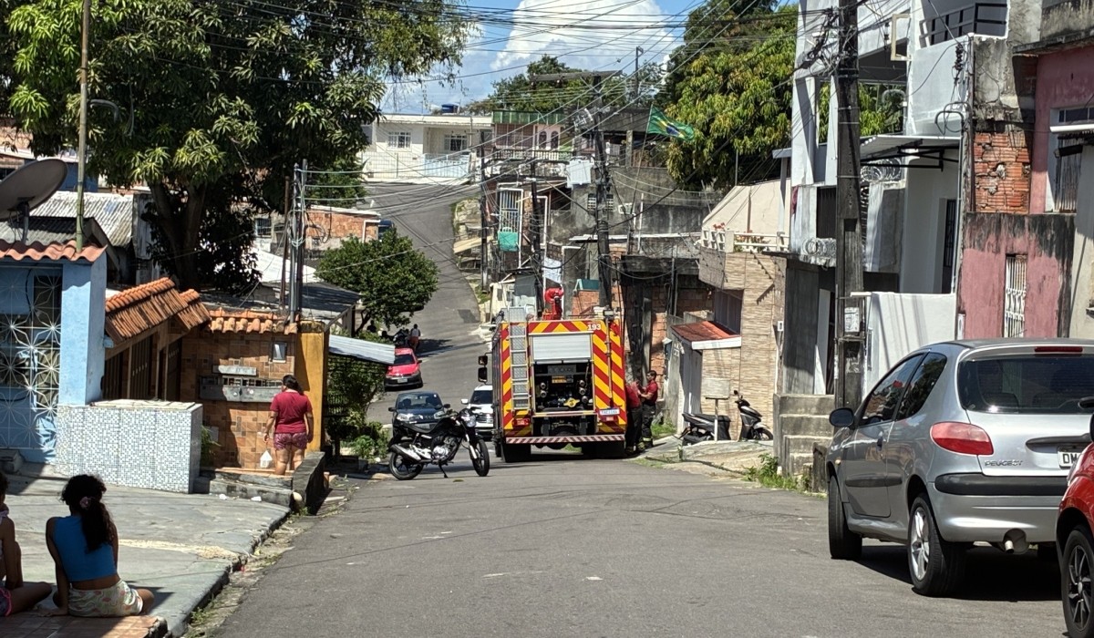 Incêndio atinge segundo andar de casa em Manaus 