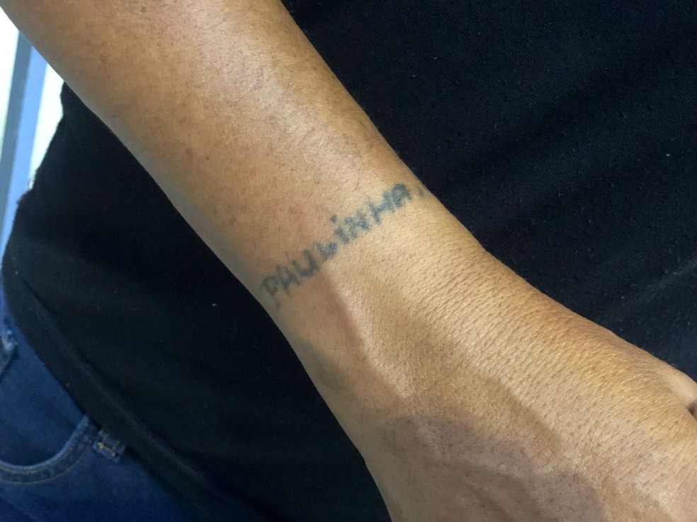 Viúvo de Paulinha Abelha faz tatuagem para homenagear a cantora. Confira os  famosos que têm tattoos com declarações - Estrelando