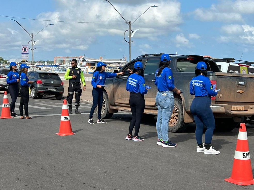 Empresa Pare Azul realizou orientação aos condutores para implantação do estacionamento rotativo — Foto: Agência Santarém / Divulgação