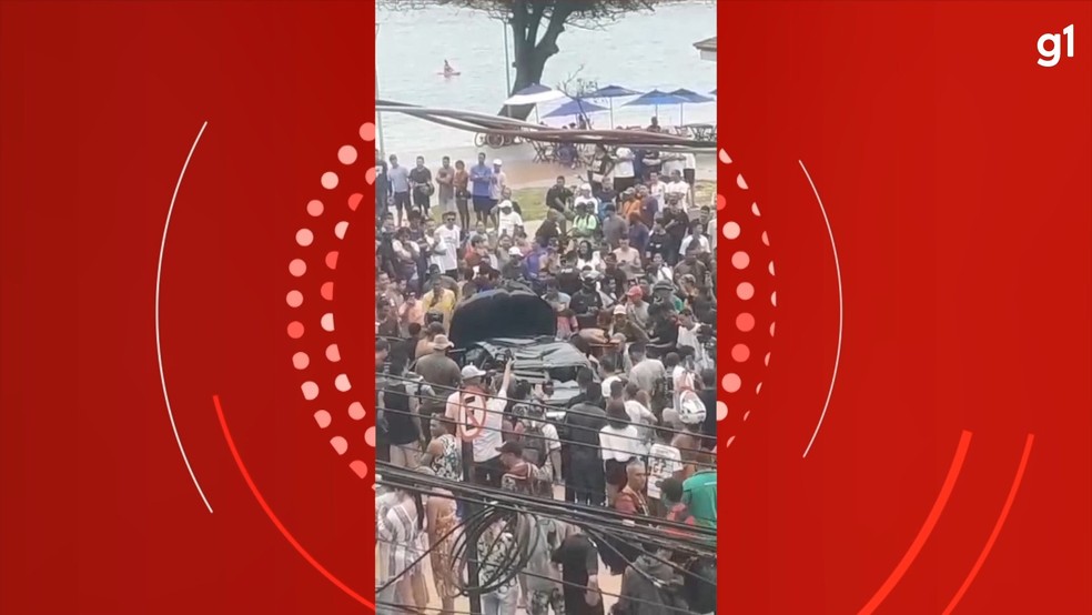 Multidão se reuniu após empresário anunciar brincadeira que premiaria uma pessoa com carro em Guarapari — Foto: Reprodução