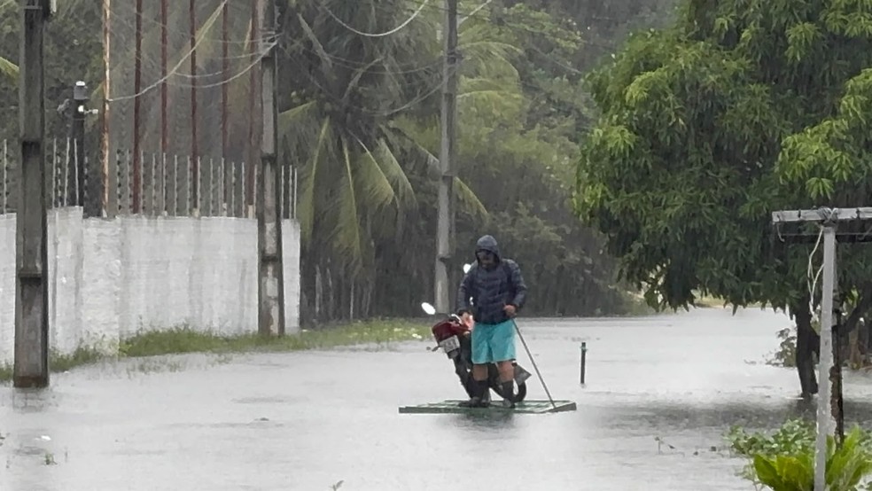 Ruas e avenidas ficam alagadas em Natal após chuvas — Foto: Sérgio Henrique Santos/Inter TV